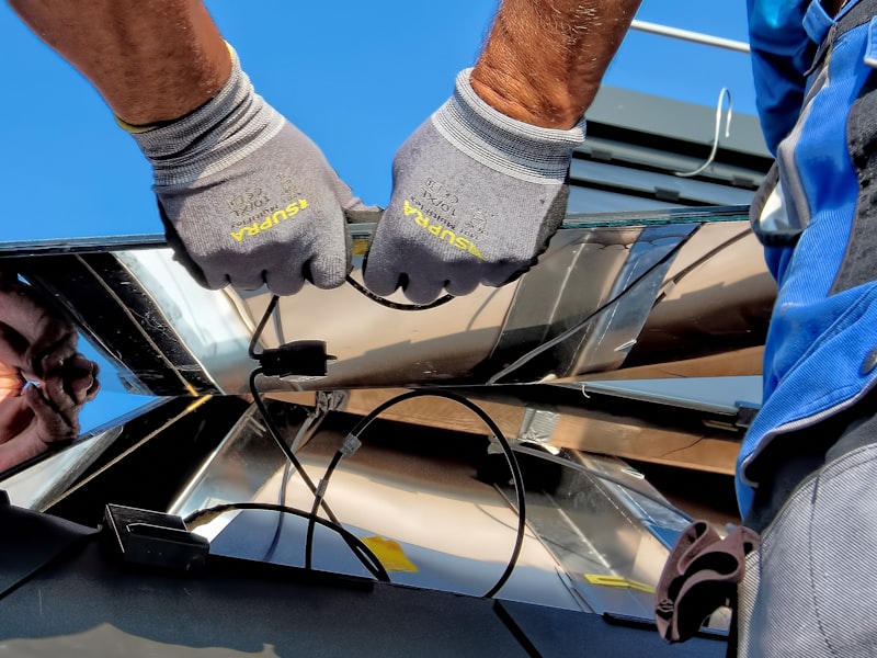 Inversores y equipos solares en zona tecnica del almacen